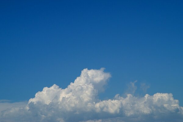 Weiche Wolken beim Treffen des Horizonts