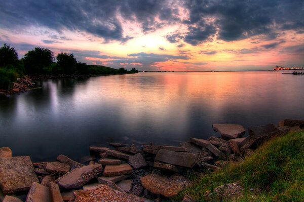 Coucher de soleil rose sur le magnifique lac