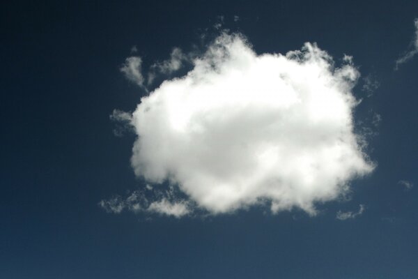 Una gran nube esponjosa en el cielo