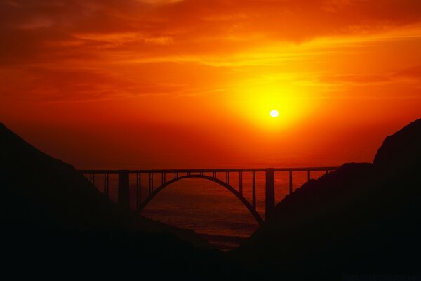 На мосту на закате дня в сумерках