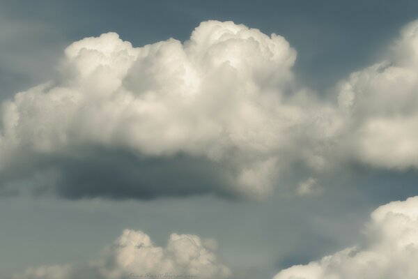 Tiempo. Nubes previas al día