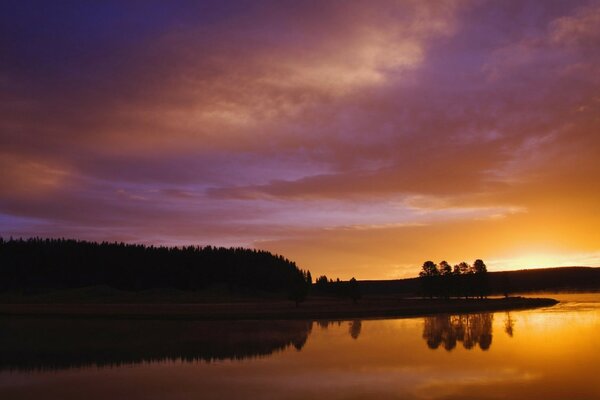 Flieder Sonnenuntergang im Sommer am See