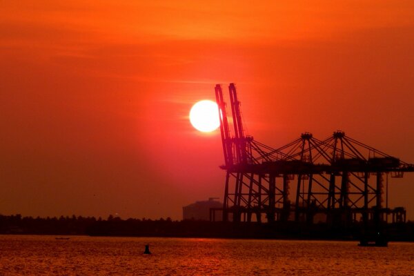 Der Himmel ist rosa bei Sonnenuntergang