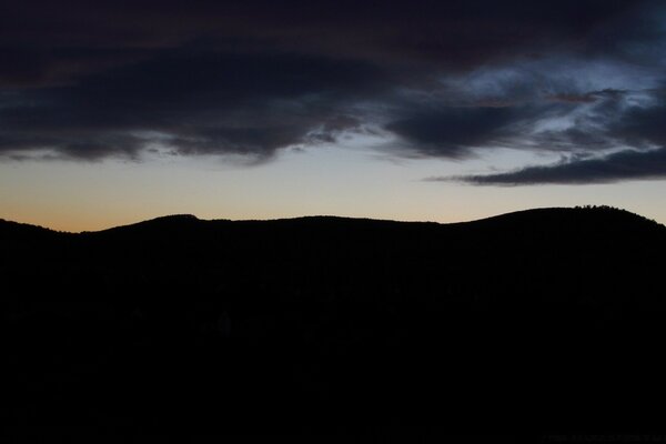 Crepúsculo. Cielo oscuro. Noche