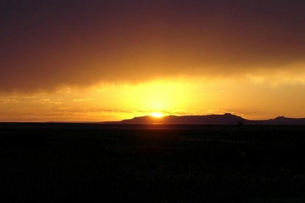 El sol de la tarde cae sobre el horizonte