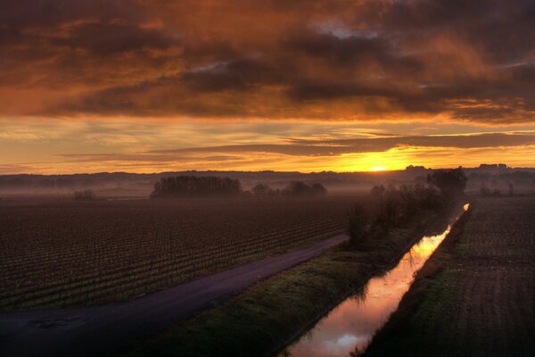 Ciel du soir nuageux photo