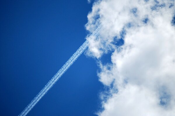 Solco nel cielo dall aereo