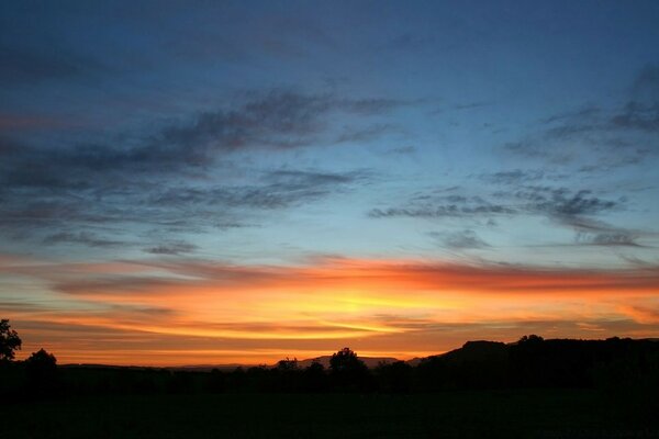 Paysage de coucher de soleil de terre sombre