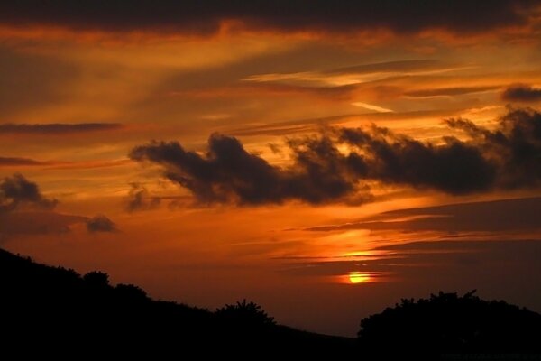 Coucher de soleil couvert de nuages sombres