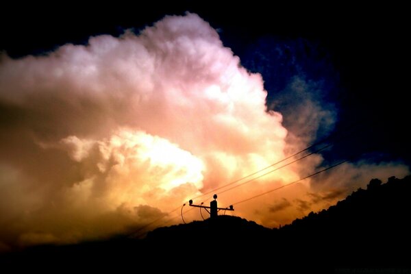 Línea eléctrica en medio de un cielo nublado