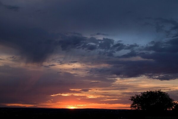 Pôr do sol da noite. Céu em cores