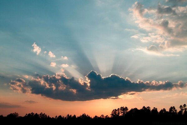 Il sole tramonta dietro le nuvole