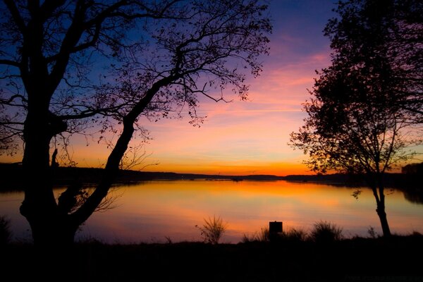 Puesta de sol sobre el lago del bosque. Carelia