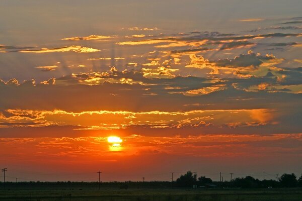 Sol al amanecer en el fondo de La línea eléctrica