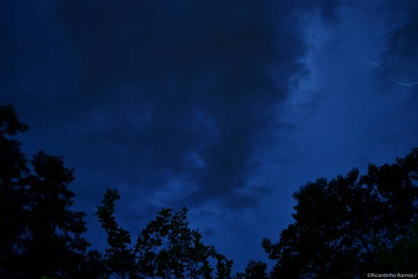 Ciel sombre avec des nuages sombres