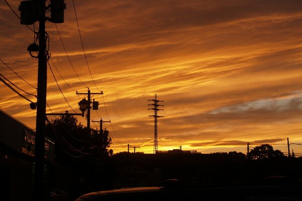 Cielo urbano con nuvole sopra la fabbrica