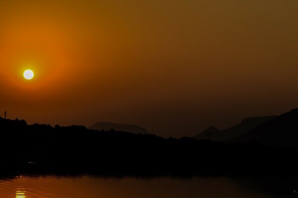 Naturaleza en el denso crepúsculo al atardecer