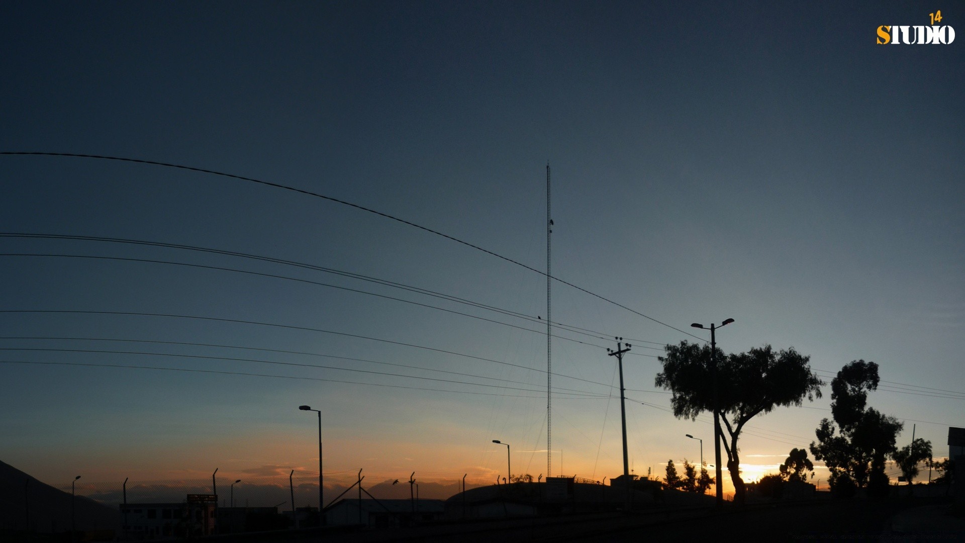 cielo paisaje cielo silueta árbol puesta de sol energía luz medio ambiente amanecer sol noche al aire libre crepúsculo naturaleza electricidad playa viajes iluminado