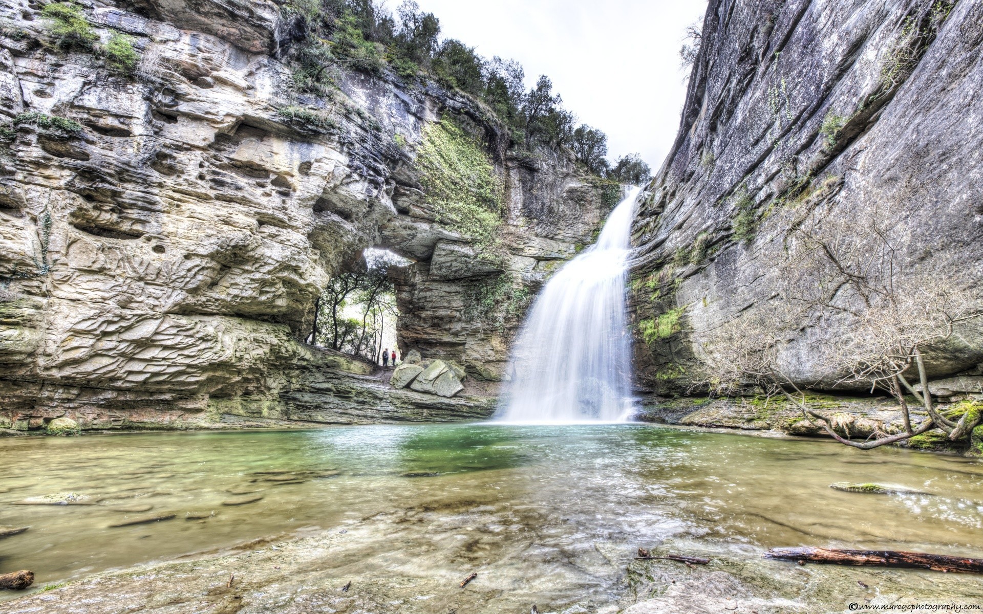 cascate acqua natura cascata flusso fiume roccia legno viaggi paesaggio cascata bella estate pietra all aperto parco albero montagna creek flusso selvaggio