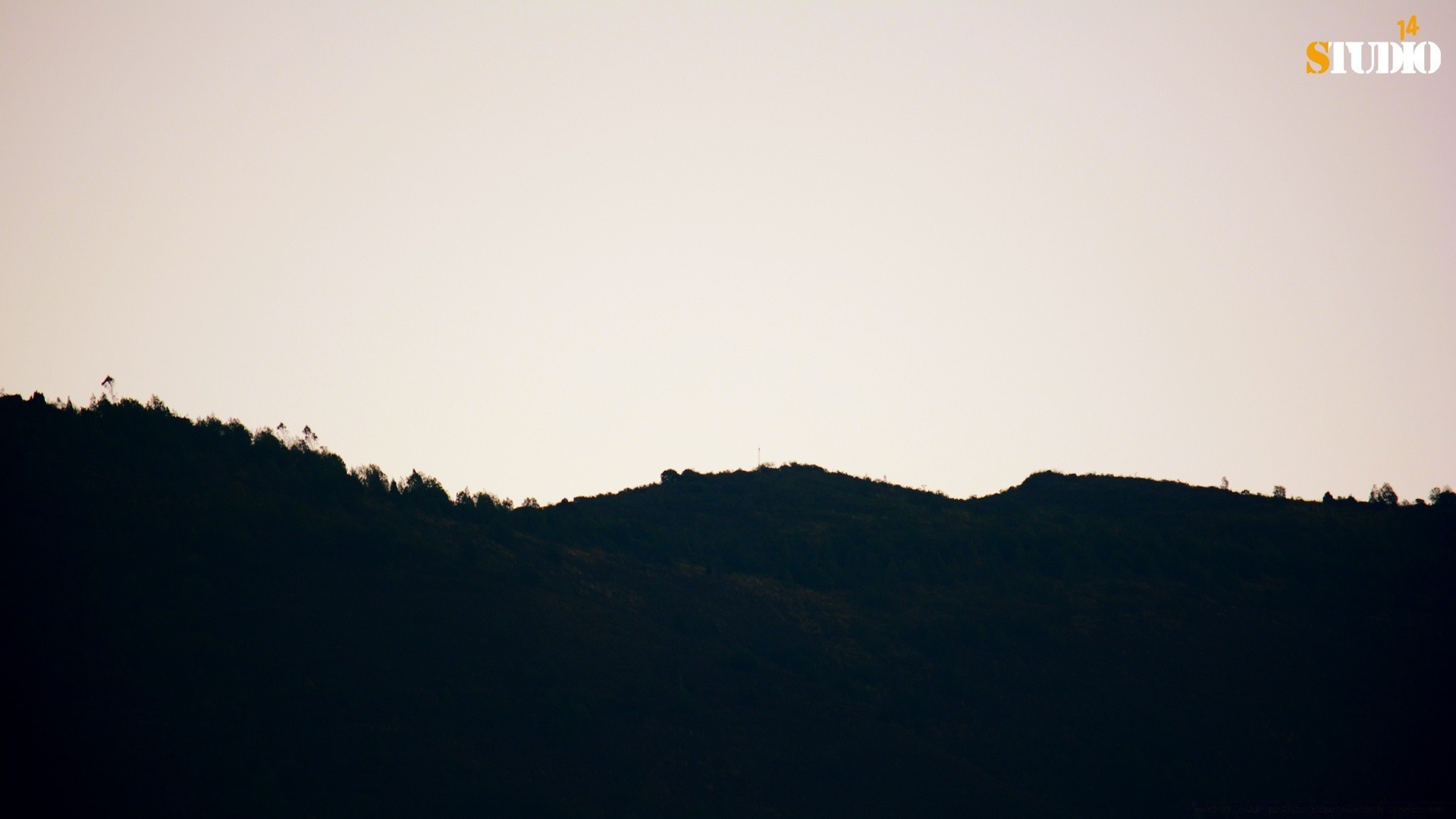 ciel brouillard paysage coucher de soleil ciel lune silhouette aube arbre lumière rétro-éclairé brouillard à l extérieur soir crépuscule soleil nature montagnes voyage lumière du jour