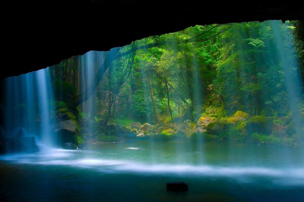 Ein ungewöhnlicher Wasserfall in der Natur