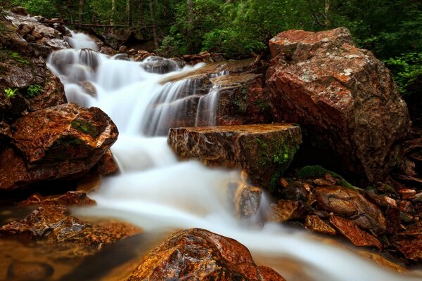 Красивая лесной водопад длительной экспозиции