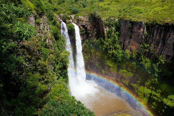 Cascade et pluie légère. Arc-en-ciel