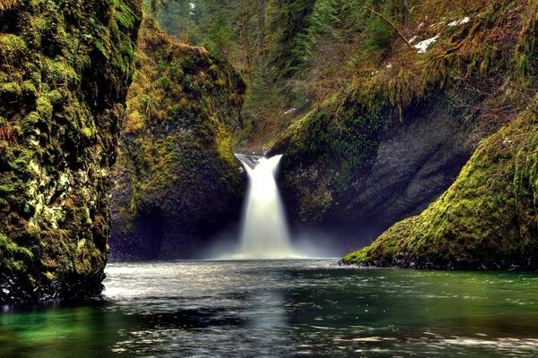 Schöner Wasserfall, der in den Fluss fällt