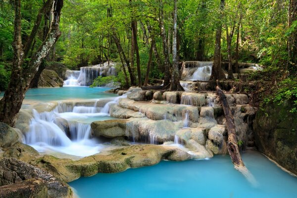 Image de belles cascades avec de l eau bleue