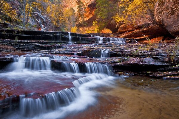 Wasserfall im Herbstwald