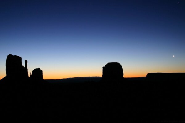 Sonnenuntergang umgeben von amerikanischen Steinen