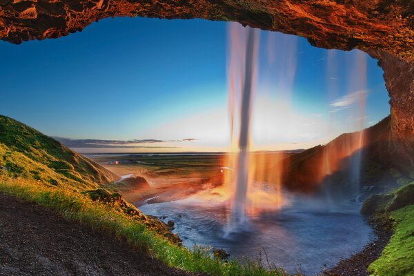 Auf Reisen. Schöne Wiese und Wasserfall