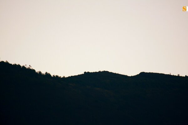 Brauner Himmel am Horizont nach Sonnenuntergang