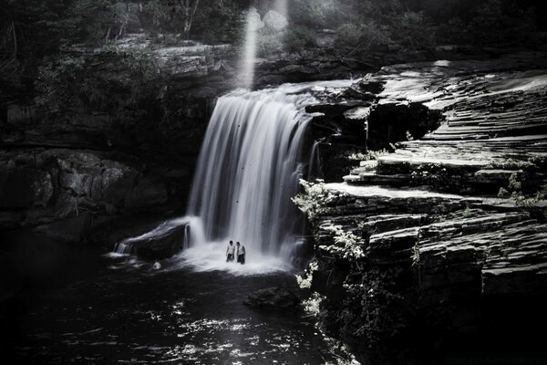 Y las cataratas en blanco y negro y la gente