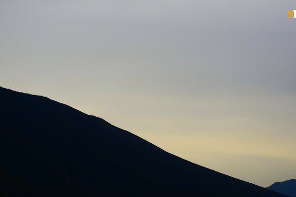 Paysage de montagne sur fond de coucher de soleil