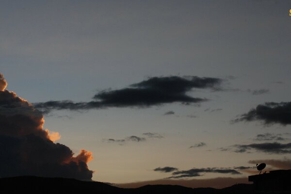 Der Himmel in gelb-blauen Wolken im Morgengrauen