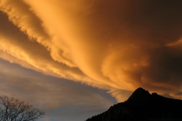 Silhouette d une montagne sous un ciel nuageux