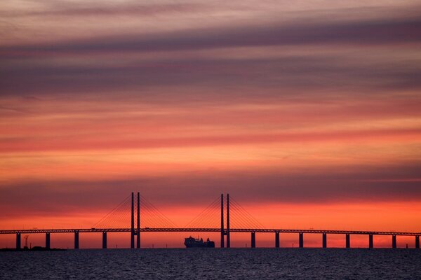 Meer Sonnenuntergang Landschaft. Eine Brücke