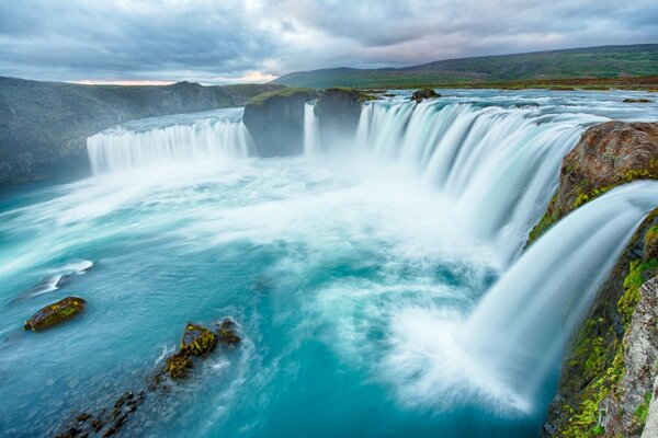 Malerische Wasserfalllandschaft auf einer Reise in die Natur