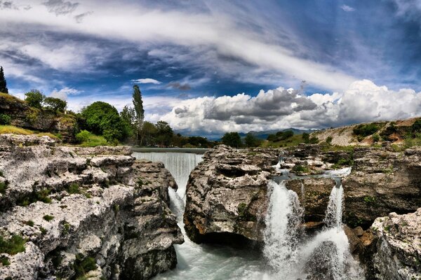 Paysage de cascade de montagne sur le bureau