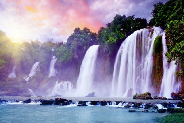 Ein außergewöhnlicher Wasserfall im Hintergrund der Morgendämmerung