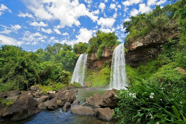 Dos cascadas en drenan en las rocas