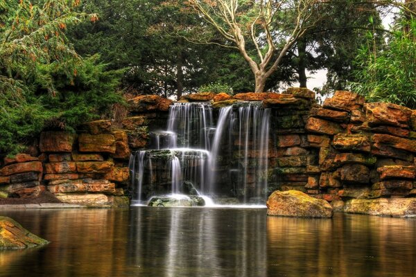 Schöner Wasserfall in der Natur