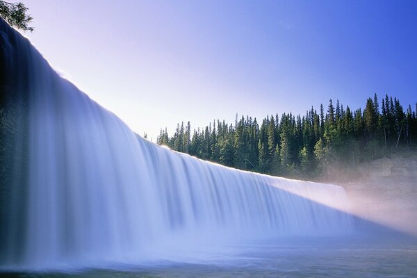 Bild eines riesigen majestätischen Wasserfalls