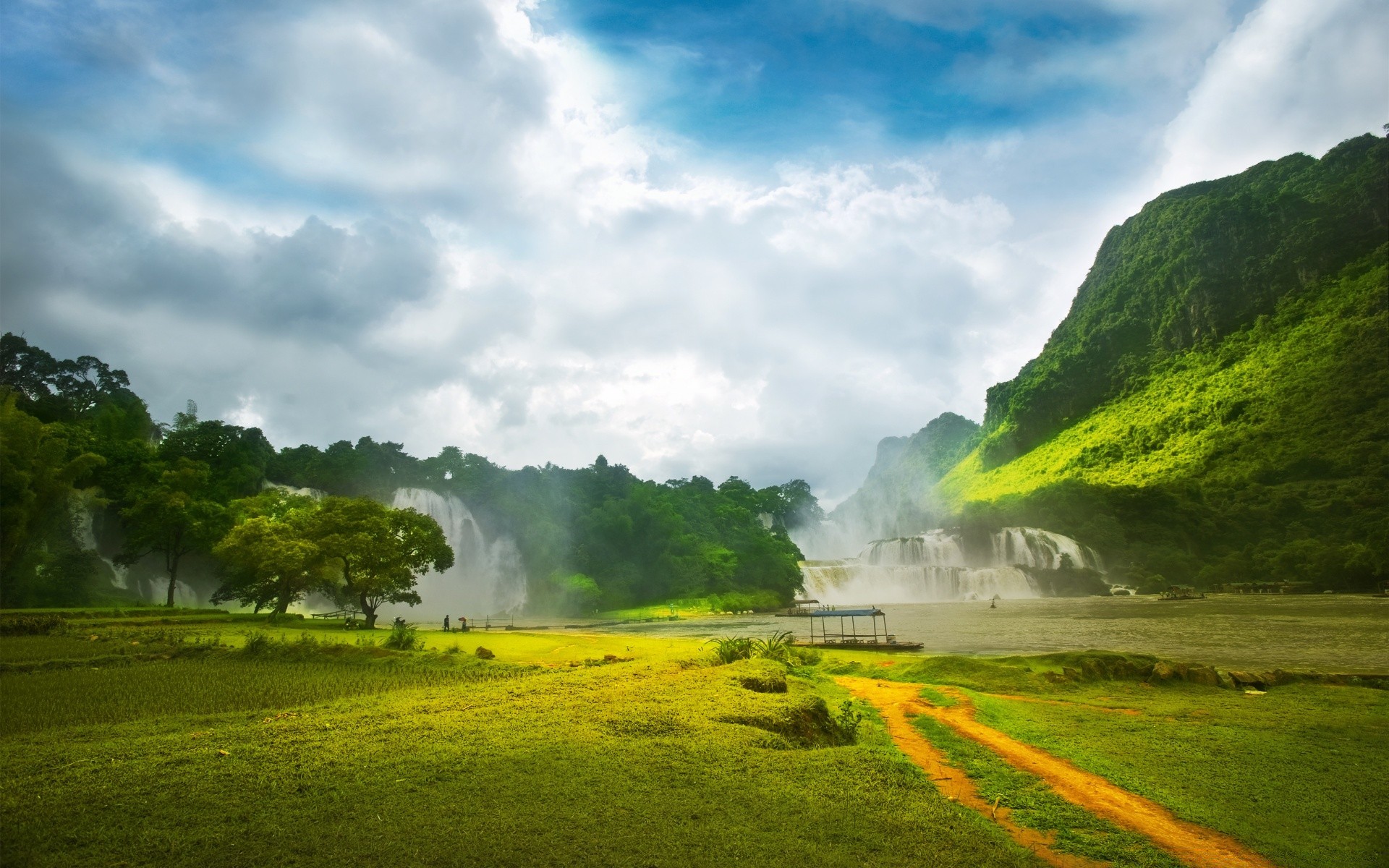 cascadas naturaleza hierba al aire libre paisaje viajes rural cielo verano niebla árbol campo madera escénico niebla agua lluvia exuberante