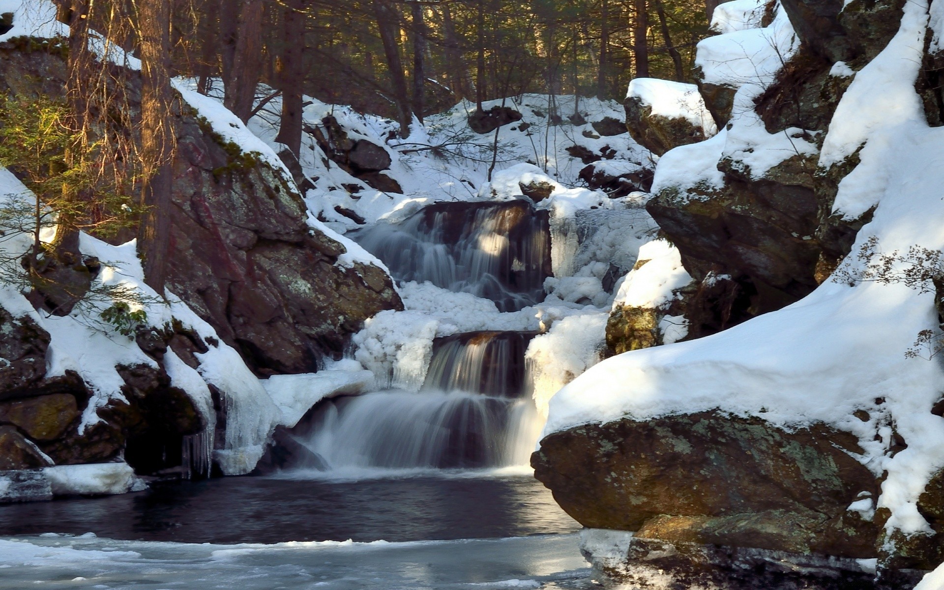 cascate acqua neve all aperto inverno freddo natura fiume roccia paesaggio flusso cascata viaggi ghiaccio montagna scenic legno traffico luce del giorno parco