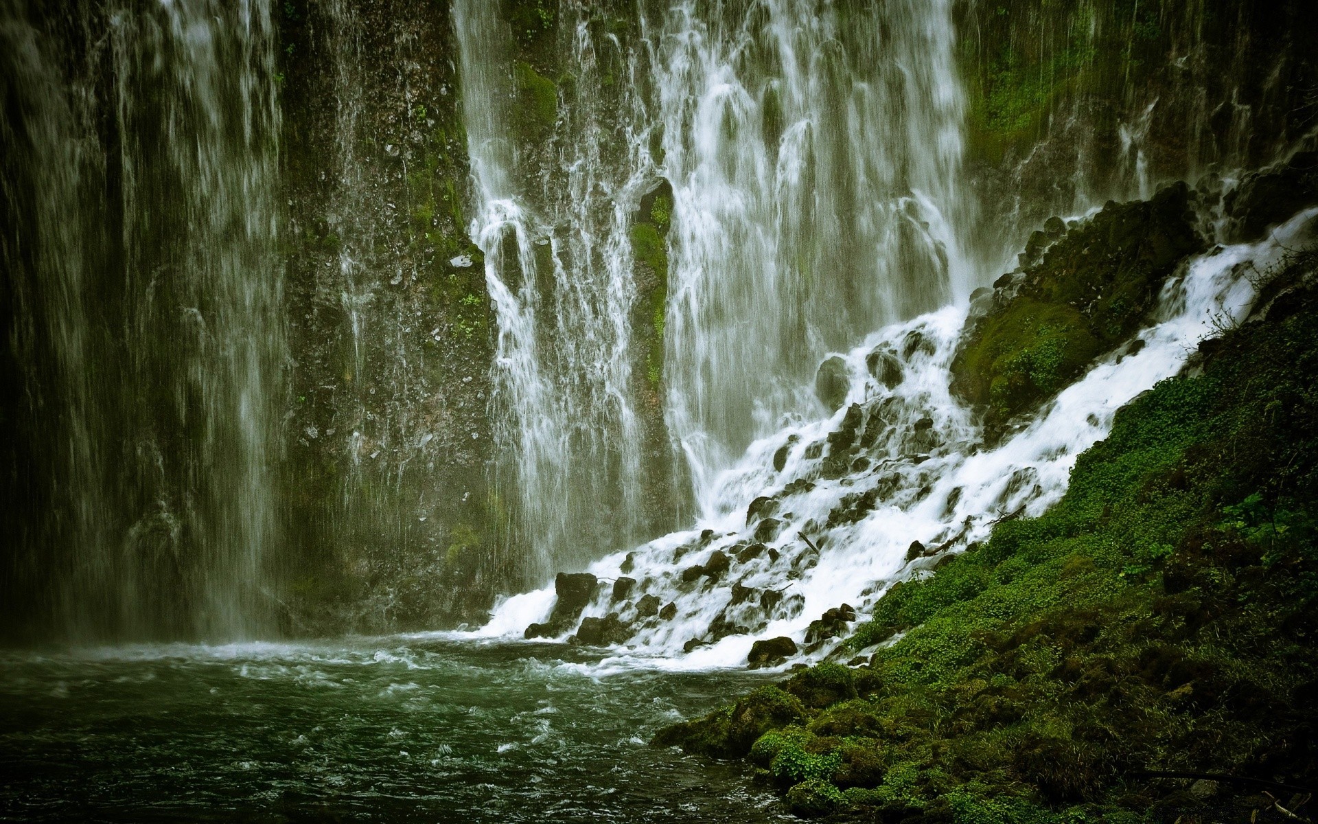 cascadas cascada agua río naturaleza madera paisaje musgo movimiento corriente roca cascada otoño viajes al aire libre parque mojado árbol hoja medio ambiente