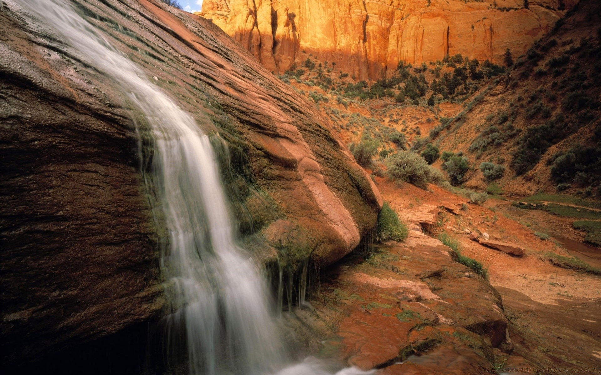 cascadas agua viajes cañón paisaje al aire libre río cascada naturaleza roca escénico movimiento corriente madera parque luz del día montaña valle árbol