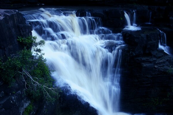 Gran cascada de montaña en el Escritorio