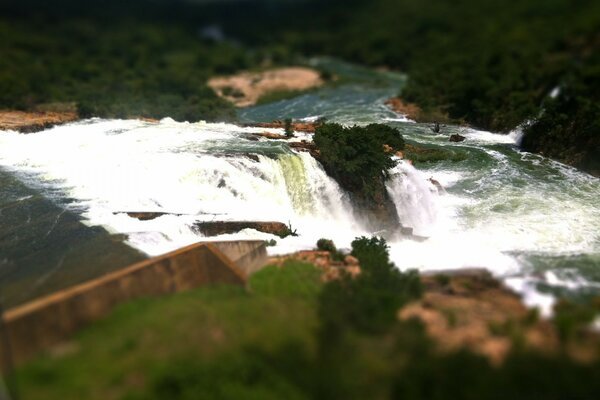 Una cascada ruidosa en la naturaleza